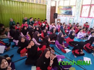 Tingkatkan semangat Belajar, Kelompok KKN UMRI gelar bedah film untuk anak SDN 02 Sri Gading